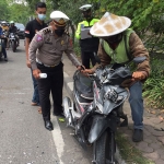 Kondisi motor yang dikendarai korban tampak ringsek usai menabrak median jalan.