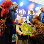 Kasubid Kesiswaan Direktorat KSKK Madrasah Kemenag Nanik Puji Hastuti (kiri), Group Head Corporate Communication XL Axiata Tri Wahyuningsih (kedua kiri), Direktur Kurikulum Sarana dan Prasarana Kelembagaan dan Kesiswaan Kementerian Agama Dr. H. A. Umar, MA (tengah), Group Head People Services XL Axiata M. Hira Kurnia (ketiga kanan) bersama perwakilan siswa-siswi Madrasah Aliyah dalam acara pembukaan program Madrasah Bootcamp, Madrasah Aliyah 4.0 .