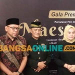 Bapak Asuh PSHWTM saat berfoto bersama Inda Raya dan Andro Romana. Foto: HENDRO SUHARTONO/BANGSAONLINE