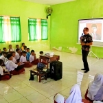 BNNK Sumenep saat memberikan edukasi tentang bahaya narkoba di SDN Bungbungan, Kecamatan Bluto.