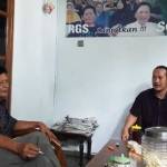 Gus Iwan ketika diskusi dengan Pendiri RGS, H. M. Khozin Ma