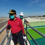 TINJAU: Pj. Bupati Hudiyono melihat proyek Sanitary Landfill di dekat TPA Jabon, Jumat (13/11). foto: ist.