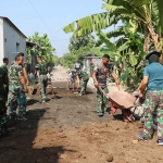 Satgas TMMD Sidoarjo saat mengerjakan pavingisasi di Desa Penambangan, Kecamatan Balongbendo.