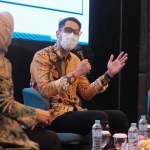 PAPARAN: Staf Khusus Menteri Investasi/Kepala BKPM RI, M Pradana Indraputra saat sosialisasi tentang OSS RBA di Sidoarjo, Selasa (15/6/2021). foto: ist.