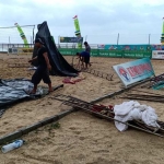 Kondisi tenda panitia tampak berantakan usai disapu angin kencang.