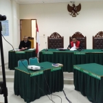 Suasana sidang gugatan praperadilan di PN Trenggalek via teleconference. foto: HERMAN/ BANGSAONLINE