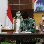 TEKEN: Wabup Sidoarjo meneken komitmen bersama penanganan Covid-19, di gedung Grahadi Surabaya, Kamis (11/6). foto: ist.