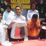 Kasat Reskrim Polresta Sidoarjo, Kompol Muhammad Harris saat merilis penangkapan guru cabul di Polresta Sidoarjo, Rabu (19/9).