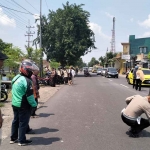 Petugas saat olah TKP kecelakaan di Sidoarjo.