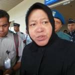 Risma saat mendamping keluarga korban AIrAsia di Crisis Center Juanda.