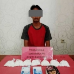 Pelaku bersama barang bukti saat diamankan di Mapolres Tuban.