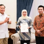 Khofifah Indar Parawansa dan Emil Elestianto Dardak saat menerima rekom dari Gerindra di kediaman Prabowo.