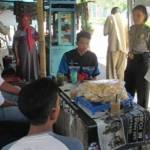 Siswa yang tertangkap basah saat nyangkruk di warung kopi. foto: Robert/BangsaOnline.com