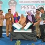 Moh Qosim bersama Abdul Hamid dan Kng Djoko Sulistiohadi saat menghadiri pemeran sejuta buku. Foto: Syuhud/BANGSAONLINE

