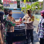 Kapolresta Banyuwangi Kombes Pol Arman Asmara Syarifuddin saat me-launching Mobile Covid Hunter.