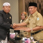 Bupati Fadeli saat menyerahkan SK Direktur Perumda Pasar kepada Suhartono.