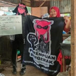 Founder dari produk Perempuan Bergerak sebagai UMKM produk berkonsep feminisme, Hayy Mahayya (36), saat memberi bantuan kepada ibu rumah tangga.