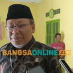 Kasi Penyelenggaraan Haji dan Umrah Kantor Kementerian Agama Kabupaten Kediri, Abdul Kholiq Nawawi, usai takziah ke rumah Almarhumah Ibu Kartini salah satu jemaah haji yang meninggal dunia, di Desa Karanganyar, Kecamatan Wates. Foto: MUJI HARJITA/BANGSAONLINE