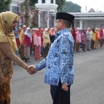 Wakil Bupati Tuban Noor Nahar Husein menyalami pemimpin upacara.