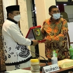 Bupati Jember Hendy Siswanto bertukar cendera mata dengan Direktur Utama PT Mitratani Dua Tujuh usai menggelar pertemuan di Pendopo Wahyawibiwagraha.