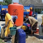 Warga terdampak kekeringan di Tuban antre mendapatkan air bersih.