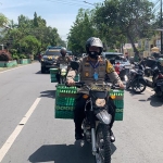 Kapolres Bojonegoro saat keliling kampung untuk menyalurkan beras zakat.