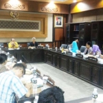 Warga yang menjadi pembeli unit apartemen bermasalah mengadukan nasibnya ke Komisi A DPRD Jatim. Warga juga mengadukan keterlibatan Bupati Sidoarjo dalam proyek tersebut. foto: DIDI ROSADI/ BANGSAONLINE