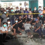 Tersangka pembunuhan (tengah diborgol) diapit Tim Gabungan Jatanras Ditreskrimum Polda Jatim dan Satreskrim Polres Blitar diajak foto bersama.