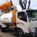 Satu unit truk PMI Gresik dikirim ke Makorem 084/Bhaskara Jaya untuk melakukan penyemprotan disinfektan.