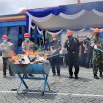 Petugas Kantor Pengawasan dan Pelayanan Bea dan Cukai (KPPBC) Tipe Madya Pabean (TMP) Juanda memusnahkan 84 unit handphone, Kamis (18/11).