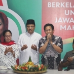 Gus Ipul saat memanjatkan doa sebelum pemotongan tumpeng peresmian Posko Pemenangan Gus Ipul-Puti, Rabu (7/2) petang. Foto: YUDI A/BANGSAONLINE