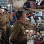 Bupati Jember, Hendy Siswanto, dan wakilnya, Balya Firjaun Barlaman, saat mengunjungi Pasar Tanjung.