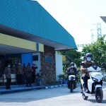 General Manager PLN UIT JBTB sedang melakukan pengetesan motor listrik.