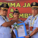 Teguh Pamuji (kiri) dan Faozul Ansori saat sertijab Kepala Lapas Sidoarjo.