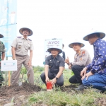 Pj. Wali Kota Batu Aries Agung Paewai (tengah) bersama forkopimda saat memasang patok batas tanah.