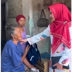 Bunda Indah saat mengunjungi Satumi (84).