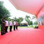 Presiden Jokowi meninjau pelaksanaan vaksinasi COVID-19 massal yang digelar serentak di 7 kabupaten/kota di Kepri melalui konferensi video, dari PT Bintan Inti Industrial Estate (BIIE), Kabupaten Bintan, Kepri, Rabu (19/05/2021). (Foto: BPMI Setpres/Muchlis Jr)