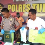 Kapolres Tuban dan Kasatreskrim Polres Tuban menunjukkan barang bukti dan kedua pelaku di Mapolres Tuban. 