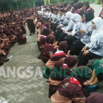 Ratusan siswa SMPN Mojowarno bergantian membasuh kaki guru. foto: RONY S/ BANGSAONLINE