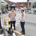 Kapolres Ngawi, AKBP Dwiasi Wiyatputera bersama Kasatlantas, Iptu Achmad Fahmi Adiatma, melakukan pengamanan pagi di jalan umum
