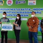 Bupati Gus Yani menerima bantuan secara simbolis dari Kacab Indomaret Gresik Veronica Gratiawati. foto: Syuhud/ BANGSAONLINE.com