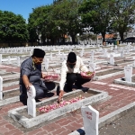 TABUR BUNGA: Bambang Haryo Soekartono (BHS) ziarah ke makam pahlawan, di TMP Sidoarjo, Kamis (13/8). foto: MUSTAIN/ BANGSAONLINE