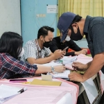 Petugas saat melayani warga yang mengambil bantuan sosial sahabat. foto: ist.