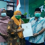 Anggota Komisi IV DPRI H. Muhtarom memberikan bantuan dana pembinaan pada Muslimat NU selesai acara sosialisasi 4 pilar.