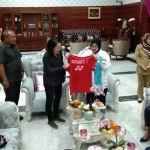 Minarti Timur saat menyerahkan raket dan jersey miliknya dan milik Alan Budikusuma. foto: YUDI A/BANGSAONLINE