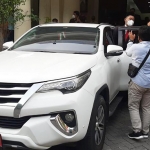 Bupati Gresik Gus Yani menaiki Toyota Fortuner warna putih bekas mobdin Bupati Sambari Halim Radianto. foto: SYUHUD/ BANGSAONLINE