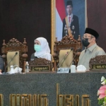 Gubernur Jawa Timur Khofifah Indar Parawansa saat membacakan Nota Keuangan Raperda Pertanggungjawaban APBD Provinsi Jatim TA. 2020 dalam Sidang Paripurna di DPRD Provinsi Jatim, Senin (14/6). foto: ist