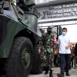 Dari kiri, Dandim 0809 Kediri Letkol Kav Dwi Agung Sutrisno, Wali Kota Kediri Abdullah Abu Bakar, dan Kapolres Kediri Kota AKBP Eko Prasetyo usai meninjau Gereja St. Vincentius A Paulo. (foto: ist.)