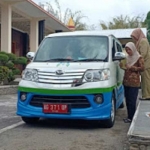 Petugas dinas saat mendampingi korban kekerasan seksual ke unit PPA Polres Blitar Kota.