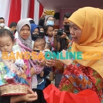 Gubernur Khofifah saat membagikan bantuan paket pencegahan stunting kepada puluhan ibu-ibu di Kota Batu. Foto: ADI WIYONO/BANGSAONLINE